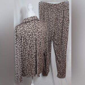 KIM ROGERS feel the Softness of these Leopard Print Pajamas Top & Bottom SZ M